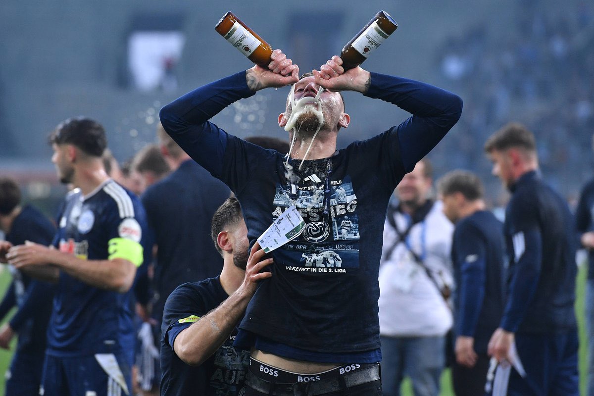 Thoughts and prayers go out to Ali Hahn’s head this morning 🙏 

Get back on it, captain 🍻 🦓