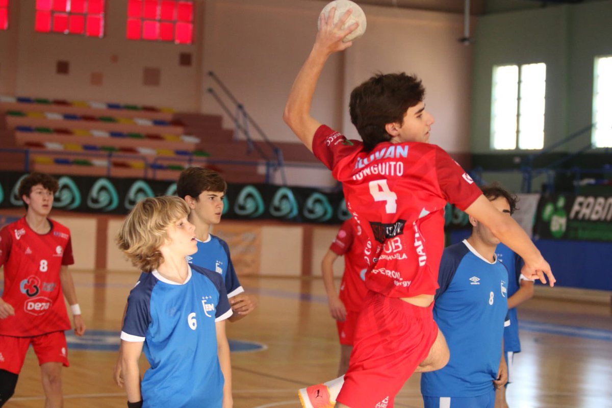 FAndaluzaBM's tweet photo. 🫡 #ColegioElRomeral 𝗔 𝗟𝗔 𝗙𝗜𝗡𝗔𝗔𝗔𝗔𝗟

El escuadrón malagueño pisa el acelerador y se convierte en el primer finalista en la categoría infantil masculina de este #CADEBA25 🏎️
#ColegioElRomeral se sobrepuso a @CordobadeBM que no se lo puso nada fácil.

La medalla de bronce aún está en juego y @CordobadeBM luchará por ella 💪🏻
Podrás seguirlo en nuestro canal de YouTube👀

📸 @raulromeroj 

#BalonmanoAndalucía
