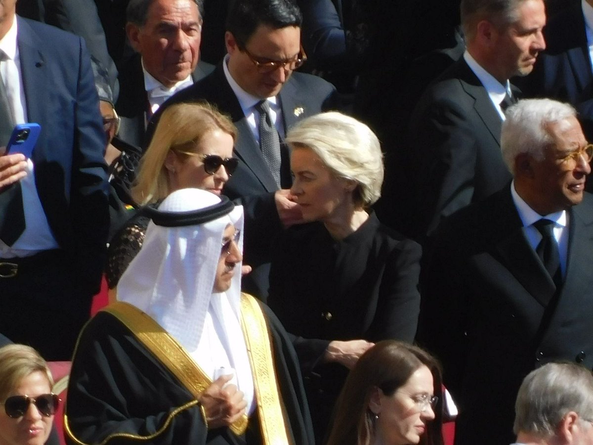 Zeta (@zeta_luiss) on Twitter photo I grandi del mondo in piazza San Pietro per la Messa esequiale di Papa Francesco #PapaFrancesco #PopeFrancis #popefrancisfuneral
<a href="/POTUS/">President Donald J. Trump</a> <a href="/GiorgiaMeloni/">Giorgia Meloni</a> <a href="/Quirinale/">Quirinale</a> <a href="/ZelenskyyUa/">Volodymyr Zelenskyy / Володимир Зеленський</a> <a href="/vonderleyen/">Ursula von der Leyen</a> I grandi del mondo in piazza San Pietro per la Messa esequiale di Papa Francesco #PapaFrancesco #PopeFrancis #popefrancisfuneral
<a href="/POTUS/">President Donald J. Trump</a> <a href="/GiorgiaMeloni/">Giorgia Meloni</a> <a href="/Quirinale/">Quirinale</a> <a href="/ZelenskyyUa/">Volodymyr Zelenskyy / Володимир Зеленський</a> <a href="/vonderleyen/">Ursula von der Leyen</a>