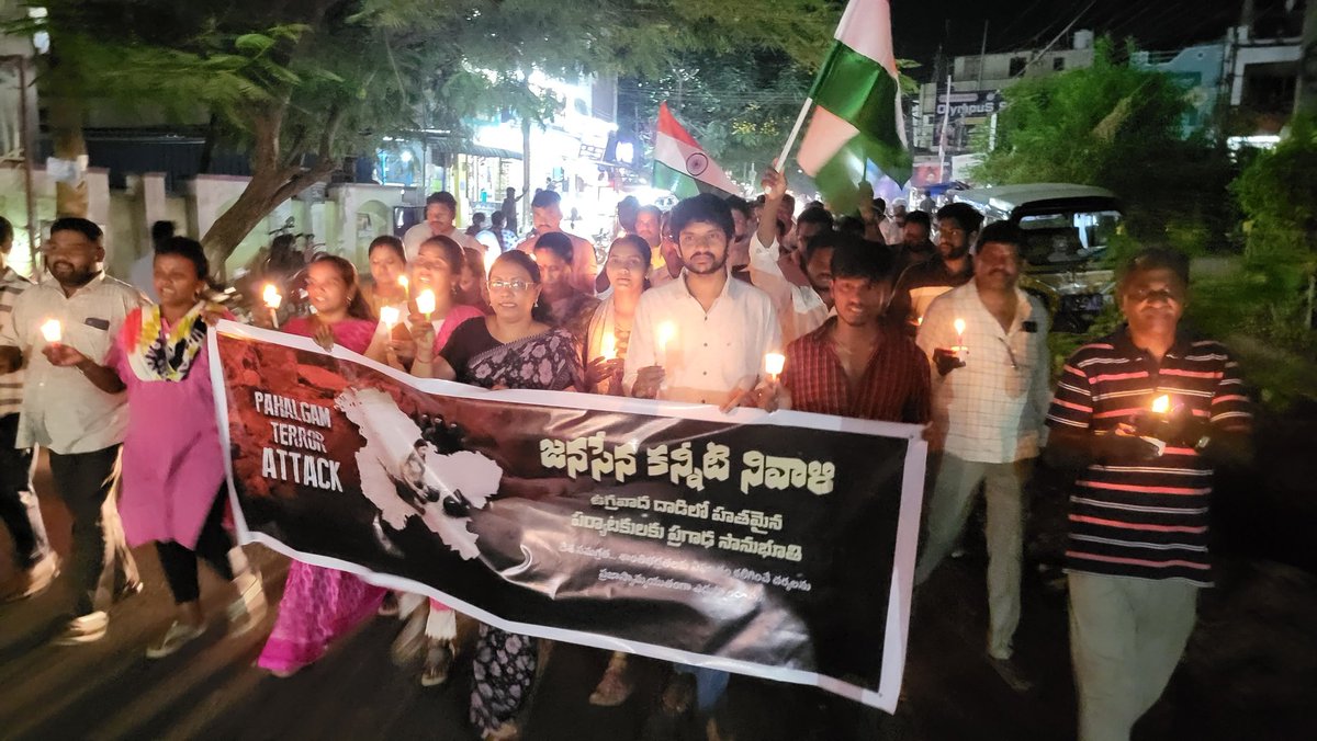 Vijay4Jsp's tweet photo. #JSPCondemnsTerror
జమ్మూకాశ్మీర్ నందు #pahalgam పర్యాటక ప్రాంతంలో ఉగ్ర మూకల దాడిని నిరసిస్తూ గాజువాక నియోజకవర్గం, అగనంపూడి నందు జనసేన నాయకులు మేడిశెట్టి విజయ్ ఆధ్వర్యంలో కొవ్వొత్తుల ర్యాలీ మరియు మానవహారం: https://t.co/VOJ2pxr2Og