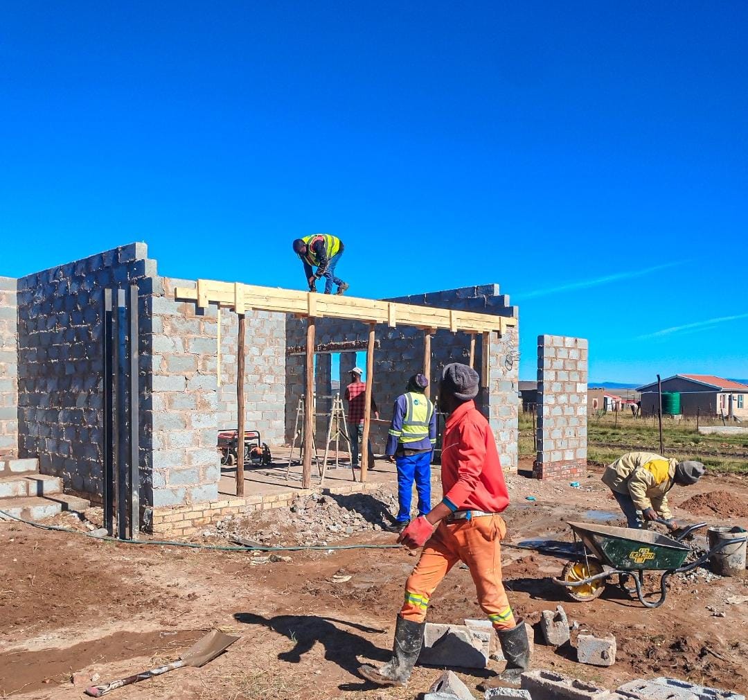 KESharpCo's tweet photo. Bring quality Concrete beams by Vibrating them up Eastern Cape Project coming up 💥⚡⚡ #southafricatiktok🇿🇦 #limpopoticktok #KESharpConstruction #Ramadan2025 #RibAndBlock #BuildingExcellence #mzansitiktok #ConcreteSolutions https://t.co/xV6kRL182p