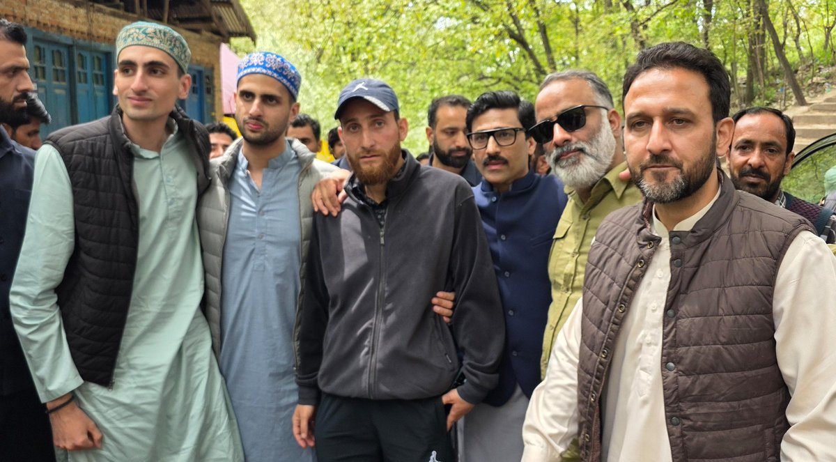 It was an absolute pleasure and honour to meet Nazakat Shah, a resident of Pahalgam who risked his own life to save the lives of countless innocent tourists at Baisaran on 22nd April.  

We salute you, your courage and your bravery.