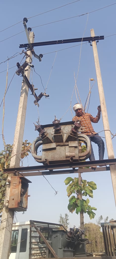 #उपभोक्ता_हित_सर्वोपरि 1912 शिकायतों के  त्वरित समाधान एवं  बेहतर विद्युत सेवाएं प्रदान करने एवं #निर्बाध_बिजली_आपूर्ति प्रदान करने हेतु लाइनों व ट्रांसफ़ॉर्मरों के मेंटेनेंस का कार्य  किया जा रहा है
 <a href="/aksharmaBharat/">A K Sharma</a> <a href="/MVVNLHQ/">Madhyanchal Vidyut Vitran Nigam Limited</a> <a href="/MVVNLmd/">MVVNL</a> <a href="/UPPCLLKO/">UPPCLLKO</a> <a href="/ChiefAyodhya/">Chief Engineer Ayodhya zone</a> <a href="/ChairmanUppcl/">Chairman Uppcl</a>