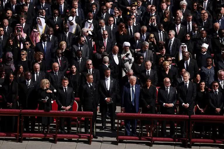 PasqPugliese's tweet photo. "L'ira di Dio si scatenerà contro coloro che parlano di pace, ma chiudono i porti alle persone che cercano speranza e li spalancano alle navi che caricano armi per fare le guerre"
#PapaFrancesco, 10 giugno 2019

L'ira di Dio sugli ipocriti

#funerali a #Piazzasanpietro https://t.co/PLGruURWwc