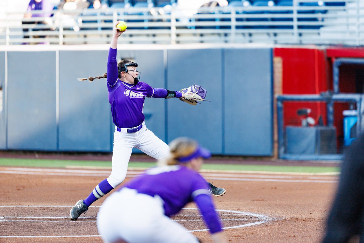 James Madison dominated Coastal Carolina 8-0, plating four early runs and riding Kirsten Fleet’s four-hitter to a run-rule win on Friday.

📸 <a href="/JMUSoftball/">JMU Softball</a> 

Read more in the Daily Dozen: d1softball.com/daily-dozen-fr…
