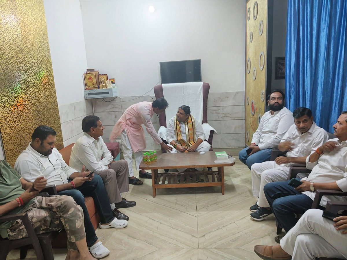 sanjivsharmabjp's tweet image. प्रतिदिन की भांति आज भी अपने आवास प्रताप विहार पर जनसुनवाई कर क्षेत्रवासियों की समस्याओं और सुझावों को सुना तथा आवश्यक दिशा-निर्देश संबंधित अधिकारियों को दिए।

जनता की पीड़ा को समझना, उसे प्राथमिकता देना और समाधान सुनिश्चित करना ही हमारी सबसे बड़ी जिम्मेदारी है।

#SanjeevSharma