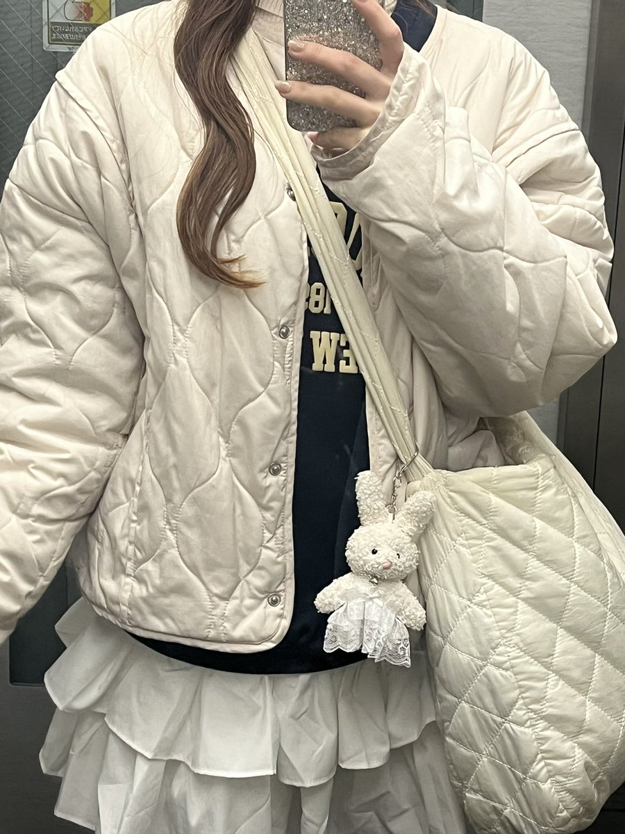 スリーコインズのウサギのキーホルダーお気に入りすぎる🐰♡

毎日カバンに着けて連れ回してます👜

#スリーコインズ
#日常垢
#日常垢さんと繫がりたい