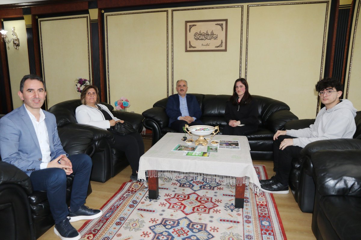 Rize Belediye Başkanı Rahmi Metin'i RSBL Ailesi olarak ziyaret ettik. Şehirden sanata, kitaptan edebiyata çok geniş bir yelpazede hoş bir sohbetin gerçekleştiği ziyaretin ayrıntıları  Erdem Dergimizin gelecek sayısında. Başkanımıza teşekkürlerimizle <a href="/RizeMem53/">Rize İl Millî Eğitim Müdürlüğü</a> <a href="/rahmimetin/">Rahmi Metin</a>