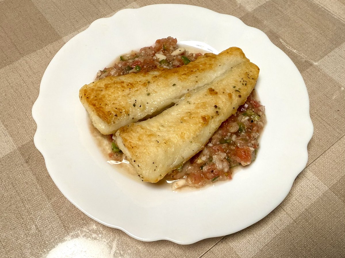 本日は親戚から沢山美味しいトマトいただいたので、フレッシュサルサソースにして白身魚のムニエルと合わせる🍅🐟
程よい酸味とムニエルのバターの香りが食欲そそる✨