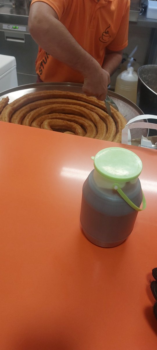 FranBcnMad's tweet photo. Quién trabaja hoy? #Porras #Chocolate #ElAsturiano #PelayosDeLaPresa https://t.co/itupVXAcYY