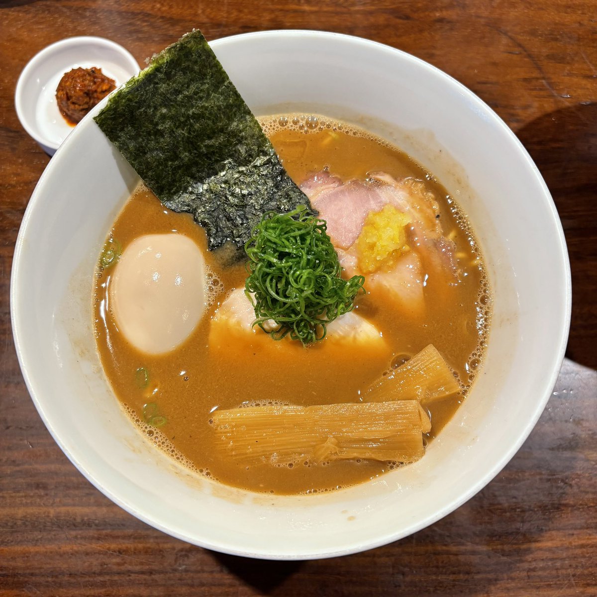 ramen_wakashamo's tweet photo. #練馬 は #RAMENGOTTSU の特製らーめんと炙りチャーシューごはん。
たぶん8年近くぶりの訪問です。
濃厚な白湯スープに中細麺がうまいです。
ゆずペーストがさわやかな香り。
辛肉玉を入れると消えちゃいます。
バランスよくお手本のような一杯でした。
すごく美味しかったです!
ごちそうさまでした! https://t.co/ff1N0YTRBO
