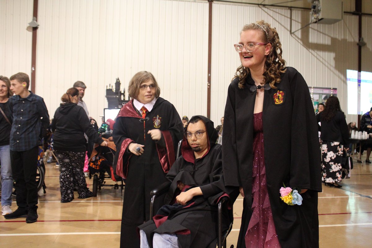 ✨Students and guests stepped into Hogwarts for a magical night of music, dancing, and wizardry! Thanks to all who made it unforgettable. #MeridianProm #ESU13Proud