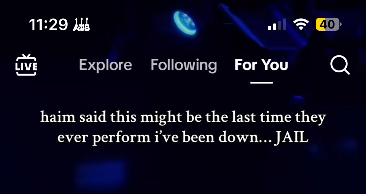 phoebesivy's tweet photo. breaking my twitter silence to get this to este haim’s ( my oomf ) timeline. este pls i haven’t seen this song live and it’s my favorite song pls pls pls https://t.co/aRvYYuUI17