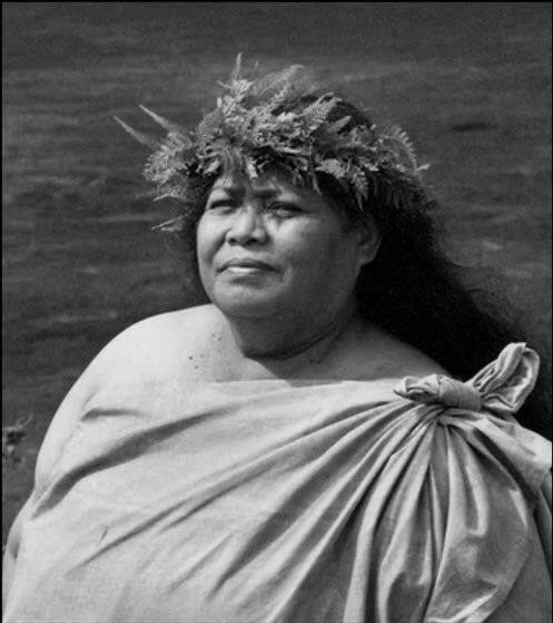 cazarespr's tweet image. For educator, chanter, dancer, composer Edith Kanaka’ole, the namesake of the Hilo stadium where #MerrieMonarch is held every year, whose vital contributions to the Hawaiian Renaissance were honored on the US quarter, mahalo nui, Auntie Edith. #Hawaii  

Photo (l): @aina_momona