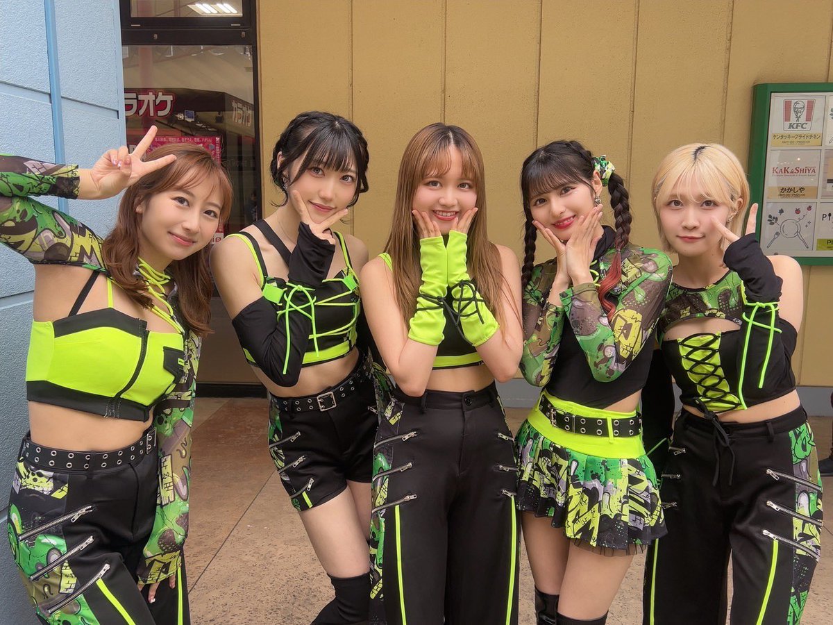 memori3000's tweet photo. 🤖｡oO 本日の #MEMORI は
「第3回 SHONAN こばフェス」デシタ🚀

OSC湘南シティに来ていただきありがとうございまシタ💛

オープンスペースでのライブは新鮮デシタ！！

初めてMEMORIを知っていただいたり、
特典会にお越しいただき感謝デス！

ゴールデンウィークも盛り上がっていきまショー🎶 https://t.co/1hQAdE0LT0
