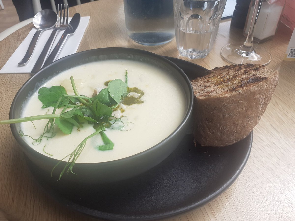sandymb1956's tweet image. Lunchtime yesterday I was in the Goldenacre area of #Edinburgh needing sustenance.Made a swift visit to #Herringbone for a hearty bowl of Seafood Chowder and Artisan Bread, washed down with a glass of house white.Tasty.@Edin_the_walk #EDINBURGH #AULDREEKIE
