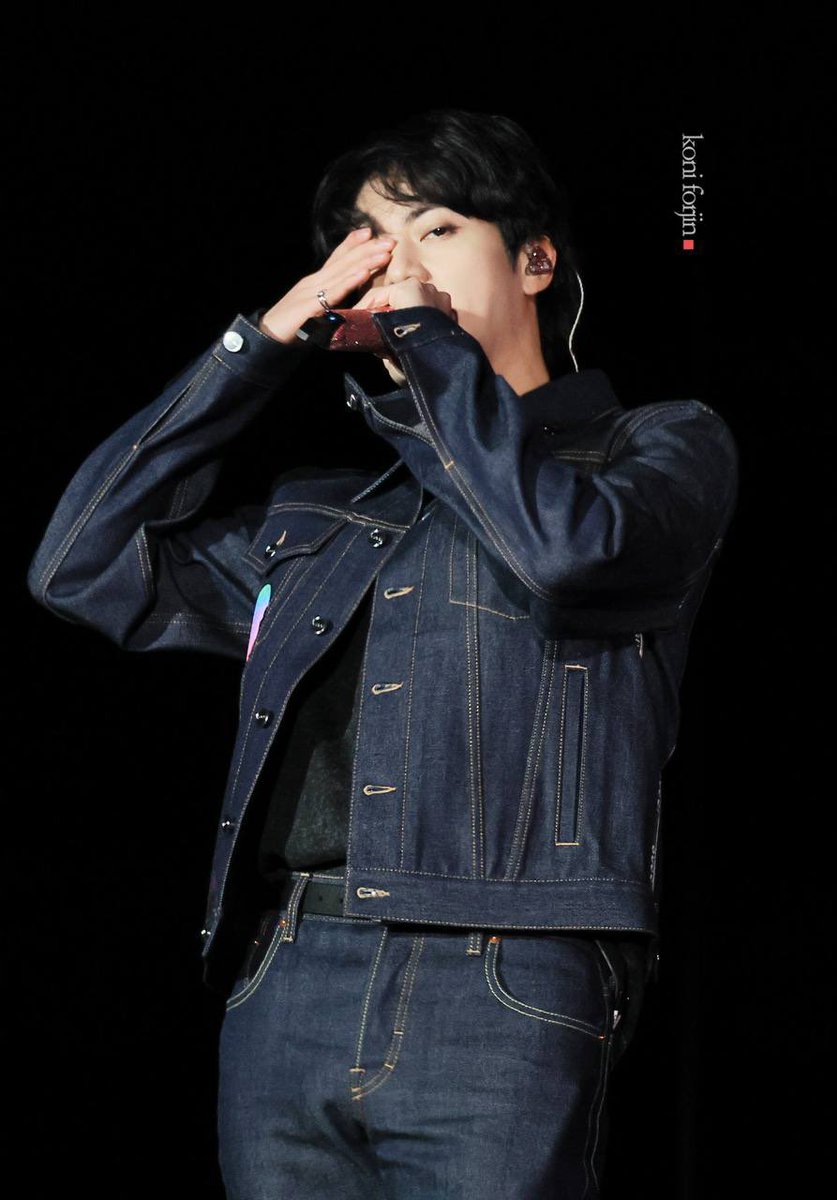 Он такой счастливый ♥️
И тот факт, что скоро он едет в тур и будет еще сильнее сиять на сцене, греет мне душу 
Он так сильно скучает по выступлениям 😭 
Сцена создавалась для него и не думайте меня переубеждать