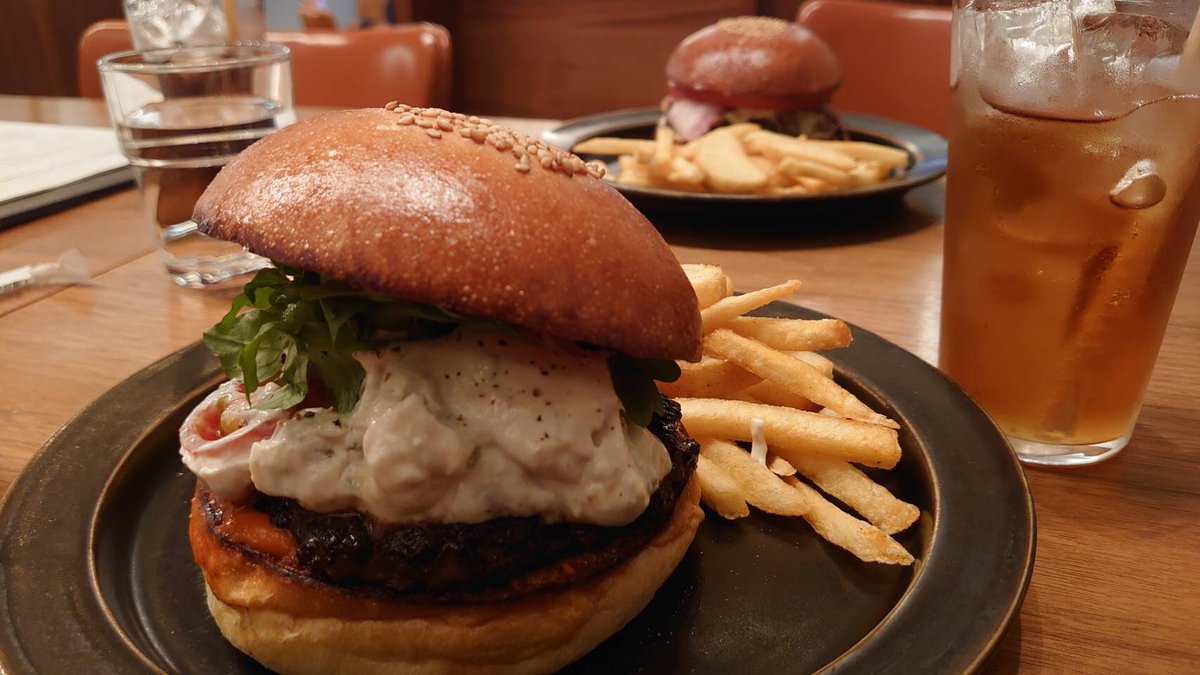 ojisyacho's tweet photo. 今日はノー競馬🏇なんです😅
🐕🦺のトリミングを待ちの間に美味しいハンバーガー🍔を頂きました‼️
実は運営会社に同級生がいたりします!
お近くの方はぜひ〜😊
BLACOWS -ZER0- Real Wagyu Burger
03-3477-2914
https://t.co/rUJabftQfS
#BLACOWS
#ハンバーガー https://t.co/LeSiiNF8sY