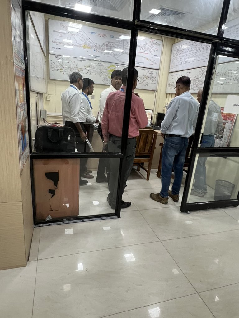 imranjansharma's tweet photo. Onduty Yard master/Empty yard ( UDL ) Sri. Sarvesh Upadhyay used abusive languages and threatened me to beat me while I was onduty dated 24/04/2025 and Sr. DOM/Asansol and Area Manager/UDL has not initiated any legal action against all culprits after giving complaint against him. https://t.co/KkihSWbaF6