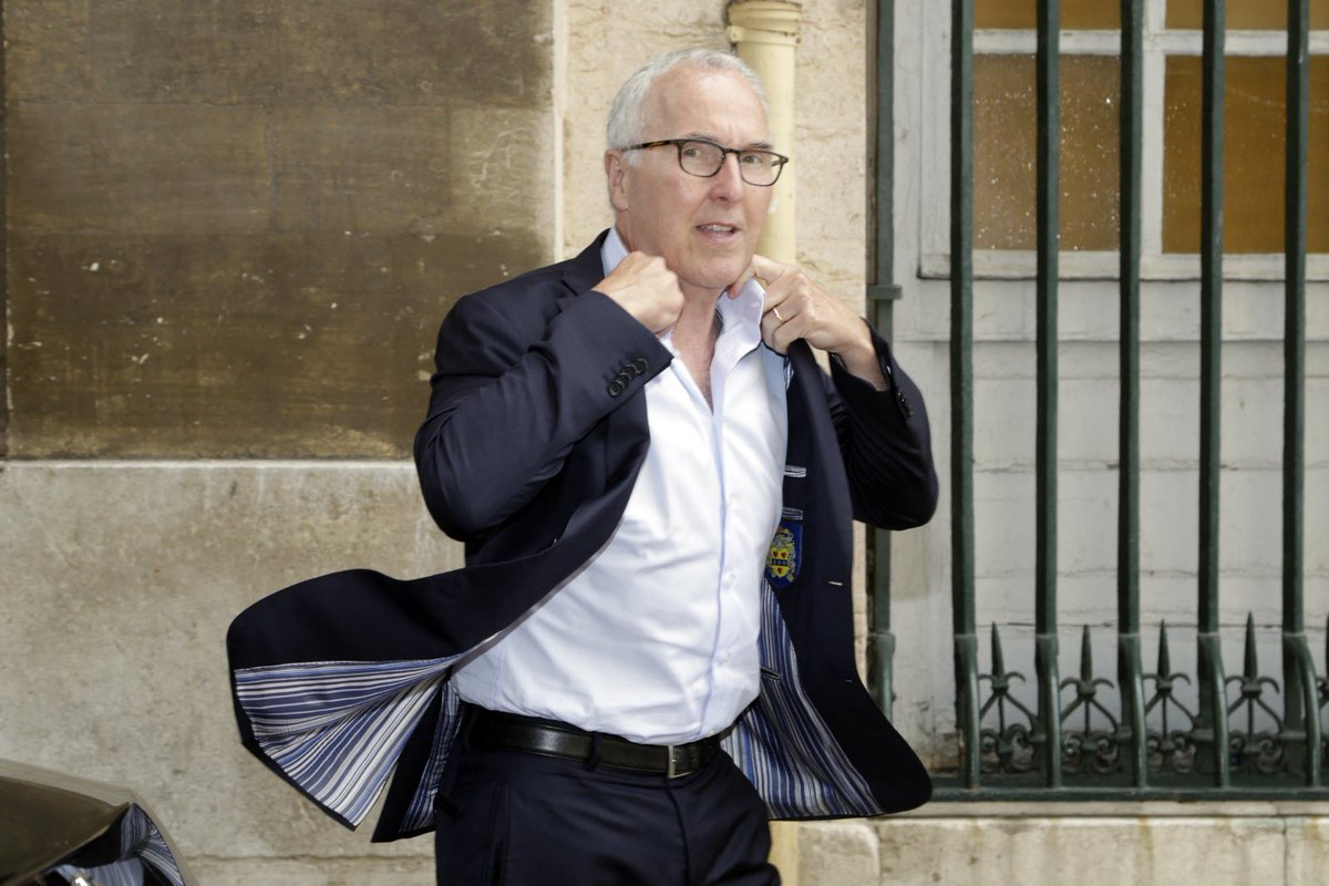 Frank McCourt suit de près l’actualité orageuse du foot français. Il a écrit à Vincent Labrune, début avril, pour s’enquérir des réformes de gouvernance envisagées par l’État et la FFF, craignant une emprise du politique sur la LFP. Dans son courrier officiel, il a confirmé