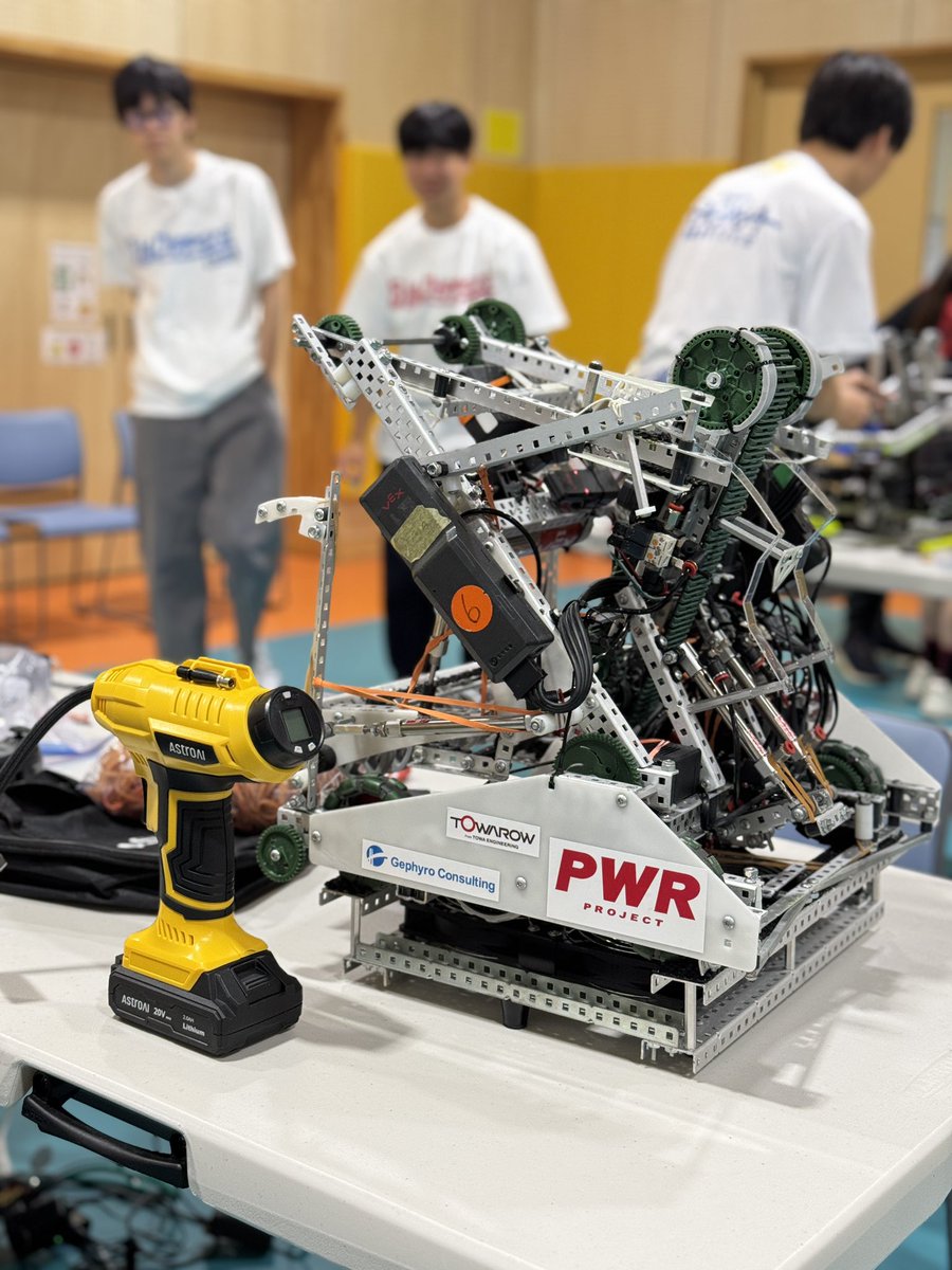 SanEiRobotics's tweet photo. CAJチームとASIJチームとBig Dippersで合同練習会。
この3チームがVEX V5高校生部門の日本代表として来週末アメリカに渡ります!
#VEXWorlds2025
#CAJ
#ASIJ
#DOHSCHOOL https://t.co/M2n9ykldDK