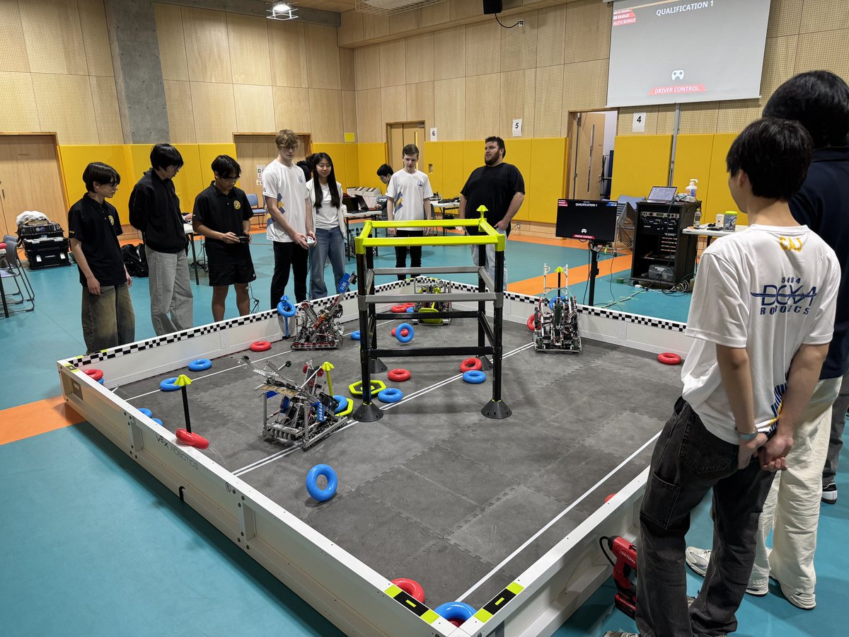 SanEiRobotics's tweet photo. CAJチームとASIJチームとBig Dippersで合同練習会。
この3チームがVEX V5高校生部門の日本代表として来週末アメリカに渡ります!
#VEXWorlds2025
#CAJ
#ASIJ
#DOHSCHOOL https://t.co/M2n9ykldDK