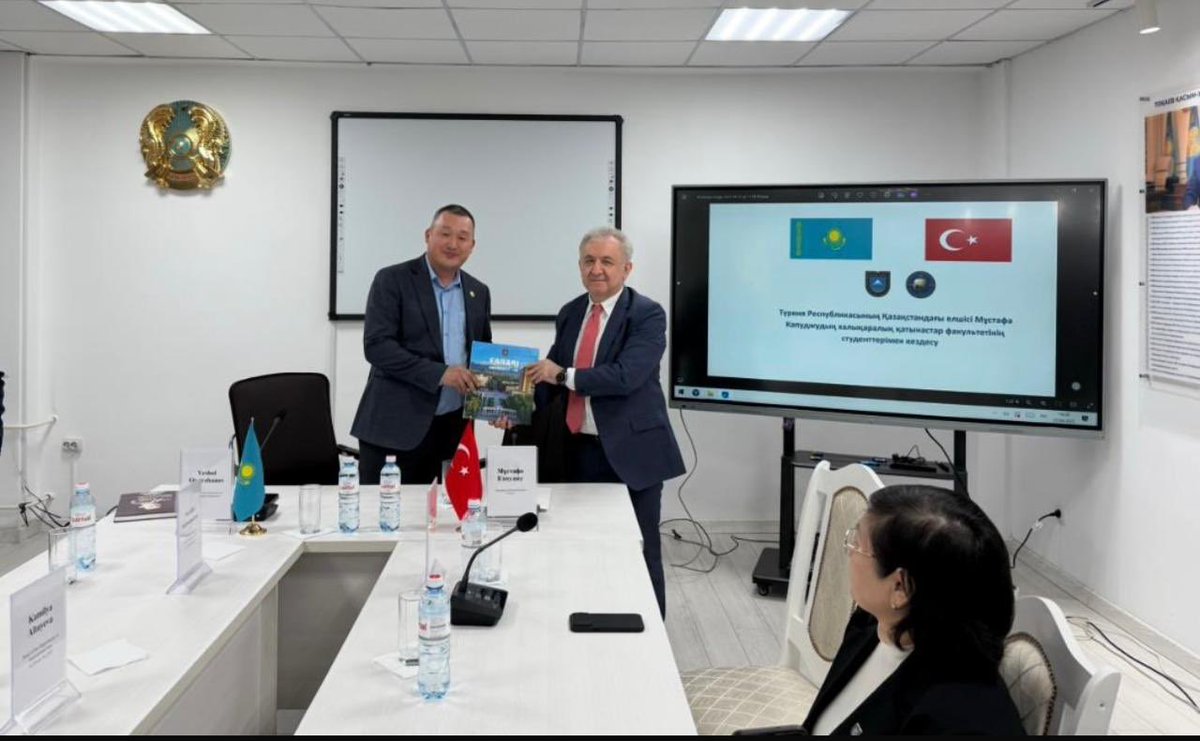 Елші Мұстафа Капуджу Алматыдағы бағдарламасы аясында Әл-Фараби университеті Халықаралық қатынастар факультетінің студенттеріне Түркия мен Қазақстан арасындағы қарым-қатынастар туралы дәріс оқып, 23-ші Қазақстанның халықаралық туризм көрмесіне және "Efes Қазақстан" кеңсесіне барды