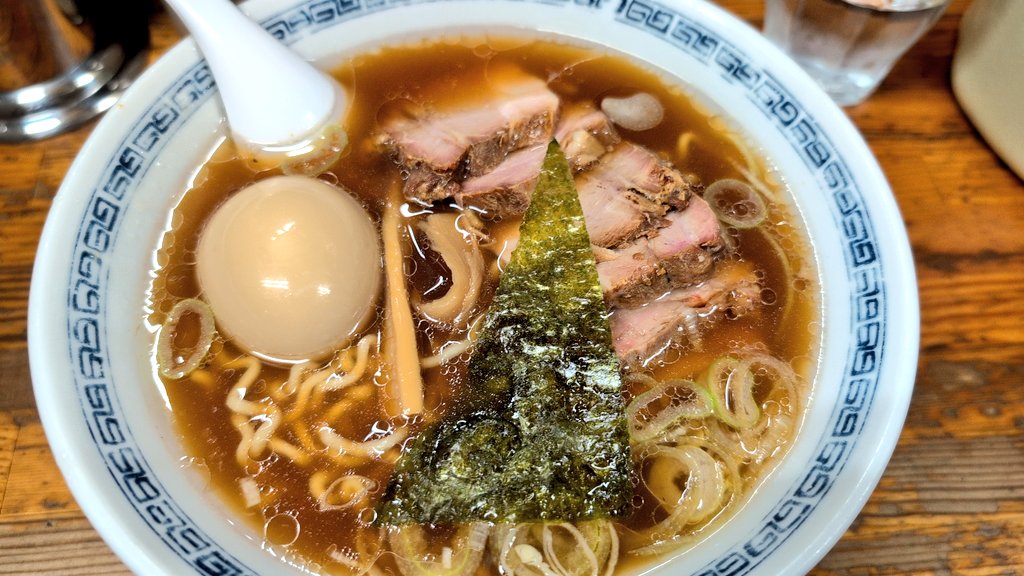 中華そば苦手なんだけど、この中華そばは麺もスープもめっちゃうまかった…
チャーシューも燻されてて香ばしい。