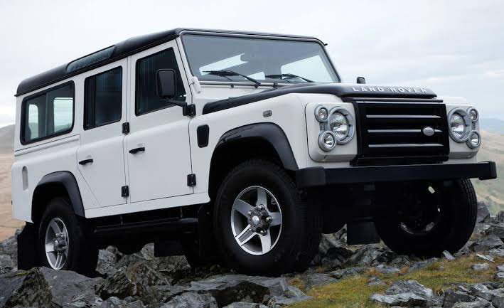 EngJubel's tweet photo. Nikiwa nawaza kuhusu polisi😀, kuna jamaa akaleta maada “Land rover defender new model wamezingua” , basi tukaanza story jamaa mmoja akasema mwanangu sikia, 

Unajua kwanini iliitwa DEFENDER sikia chuma hii…. https://t.co/88MRiSKFz4