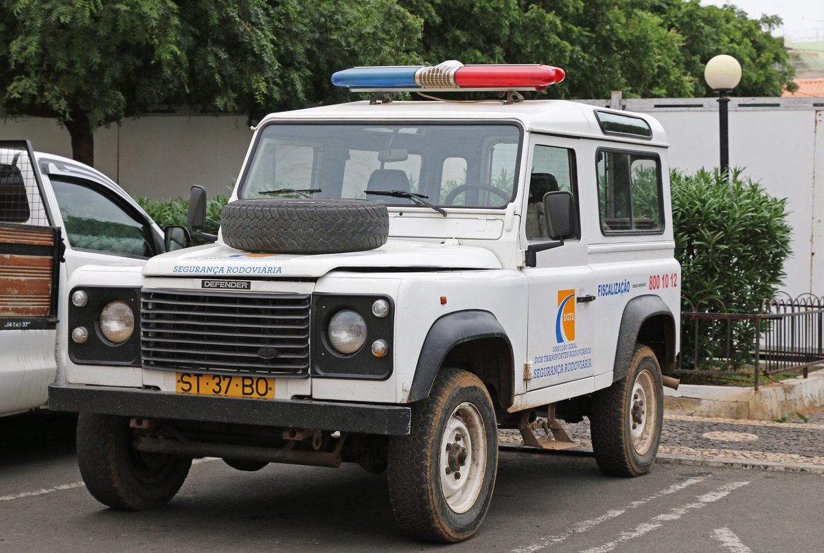EngJubel's tweet photo. Nikiwa nawaza kuhusu polisi😀, kuna jamaa akaleta maada “Land rover defender new model wamezingua” , basi tukaanza story jamaa mmoja akasema mwanangu sikia, 

Unajua kwanini iliitwa DEFENDER sikia chuma hii…. https://t.co/88MRiSKFz4