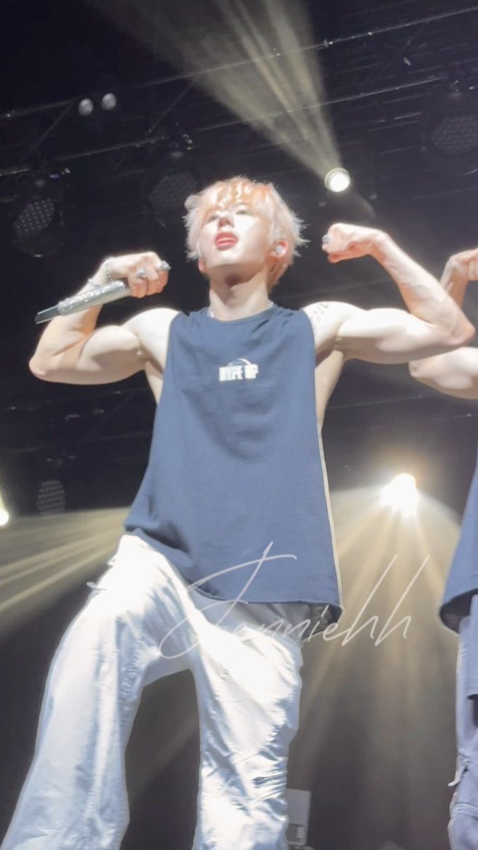 hanbinsnaps's tweet photo. Shut up Kim Hanbin 🥵 https://t.co/nNIv2g3bj8