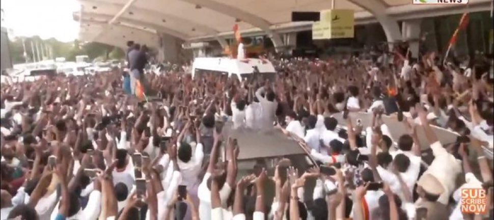 ActorVijayFC's tweet photo. தனி ஒரு மனிதனின் படை! ❤️💛

#CBEWelcomesThalapathy https://t.co/8BFMOnQr6S