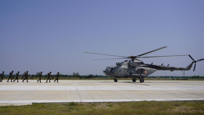 HemantRawate1's tweet photo. Show moreSteeled in resolve. Sharpened for battle. Soldiers of #PantherDivision and the #IAF hone drills and procedures for Special Heliborne Operations.  #JointOps #StrongAndCapable #OnPathToTransformatiom #Jointmanship #SHBO #MissionReady #AirLandOps #SynergyandJointness https://t.co/0Xl1BalzXx