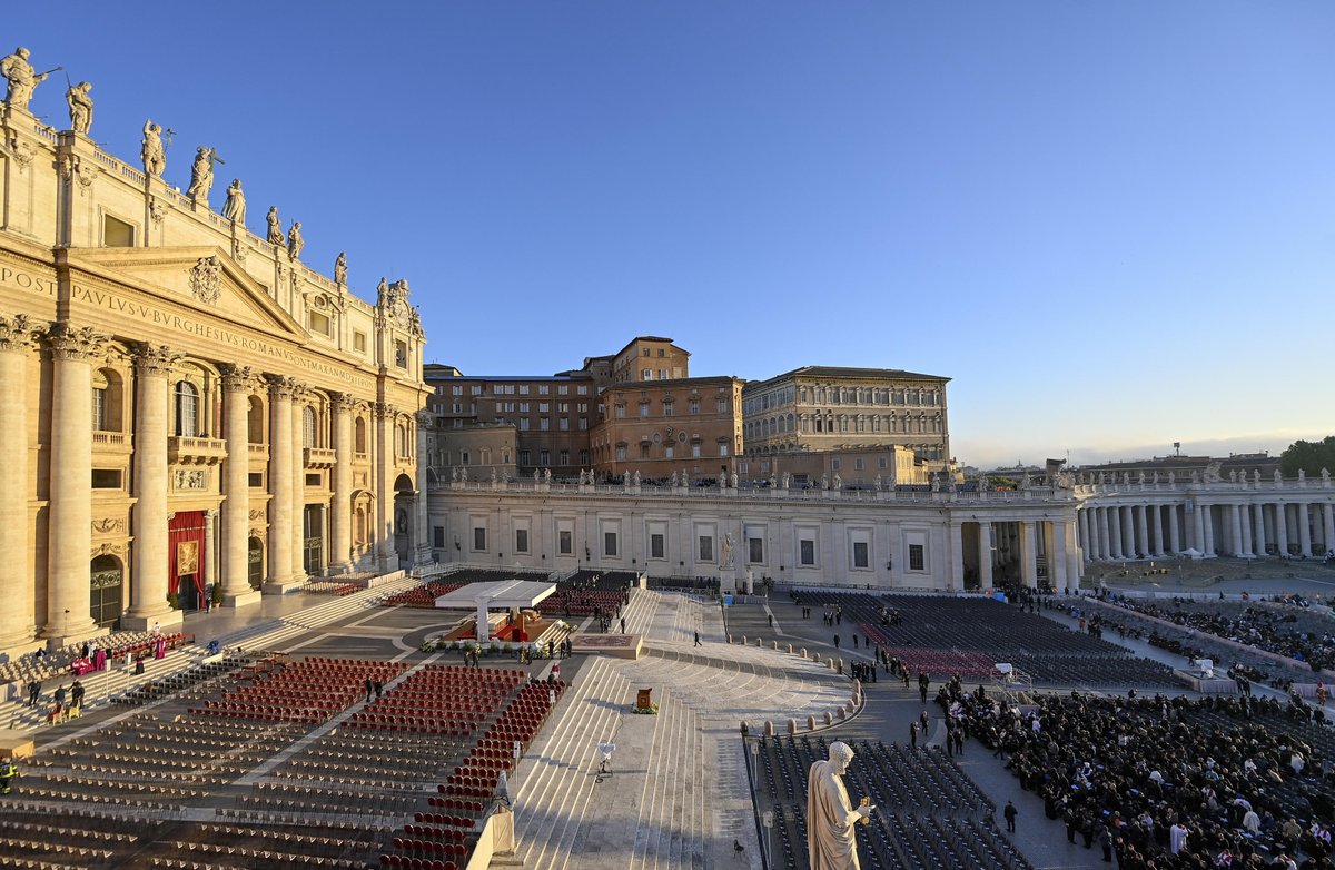TV2000it's tweet photo. #NEWS - 🔴L'addio a #PapaFrancesco , i fedeli in #sanPietro già all'alba per i #funerali 
Alle 10 le esequie di #Francesco, poi il corteo a passo d’uomo fino a Santa Maria Maggiore

La corsa per i posti dopo l'apertura dei varchi alle 5:30. Attese 160 delegazioni.  #Zelensky ci sarà. 
Il carro funebre del #Papa sarà una papamobile. 
Oltre 250mila fedeli hanno già salutato il pontefice durante i tre giorni di ostensione della salma 

#26aprile #PopeFrancis #PapaFrancisco #PapeFrancois #vaticano #PtPeter