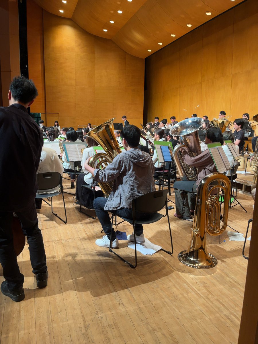 kai_west_wind's tweet photo. 【🎼定期演奏会、いよいよ本番！🎼】

リハーサルにて、最後の確認を入念に行っております！
ぜひご家族やご友人をお誘いあわせの上、ご来場ください☺️
ご一緒に音楽を楽しみましょう！🎶

#甲斐WestWind #吹奏楽 #定期演奏会 #尺八 #和楽器コラボ https://t.co/dgVIeLYd3I