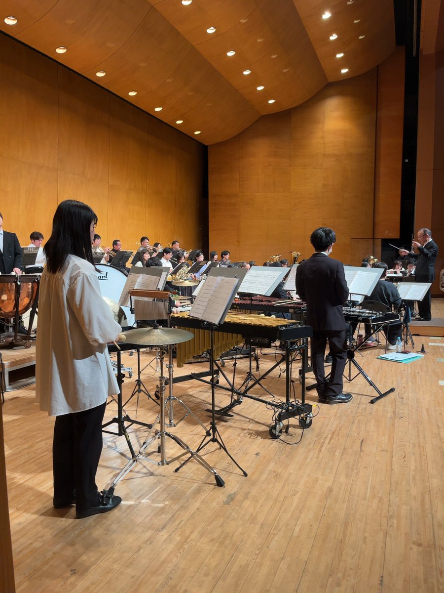 【🎼定期演奏会、いよいよ本番！🎼】

リハーサルにて、最後の確認を入念に行っております！
ぜひご家族やご友人をお誘いあわせの上、ご来場ください☺️
ご一緒に音楽を楽しみましょう！🎶

#甲斐WestWind #吹奏楽 #定期演奏会 #尺八 #和楽器コラボ