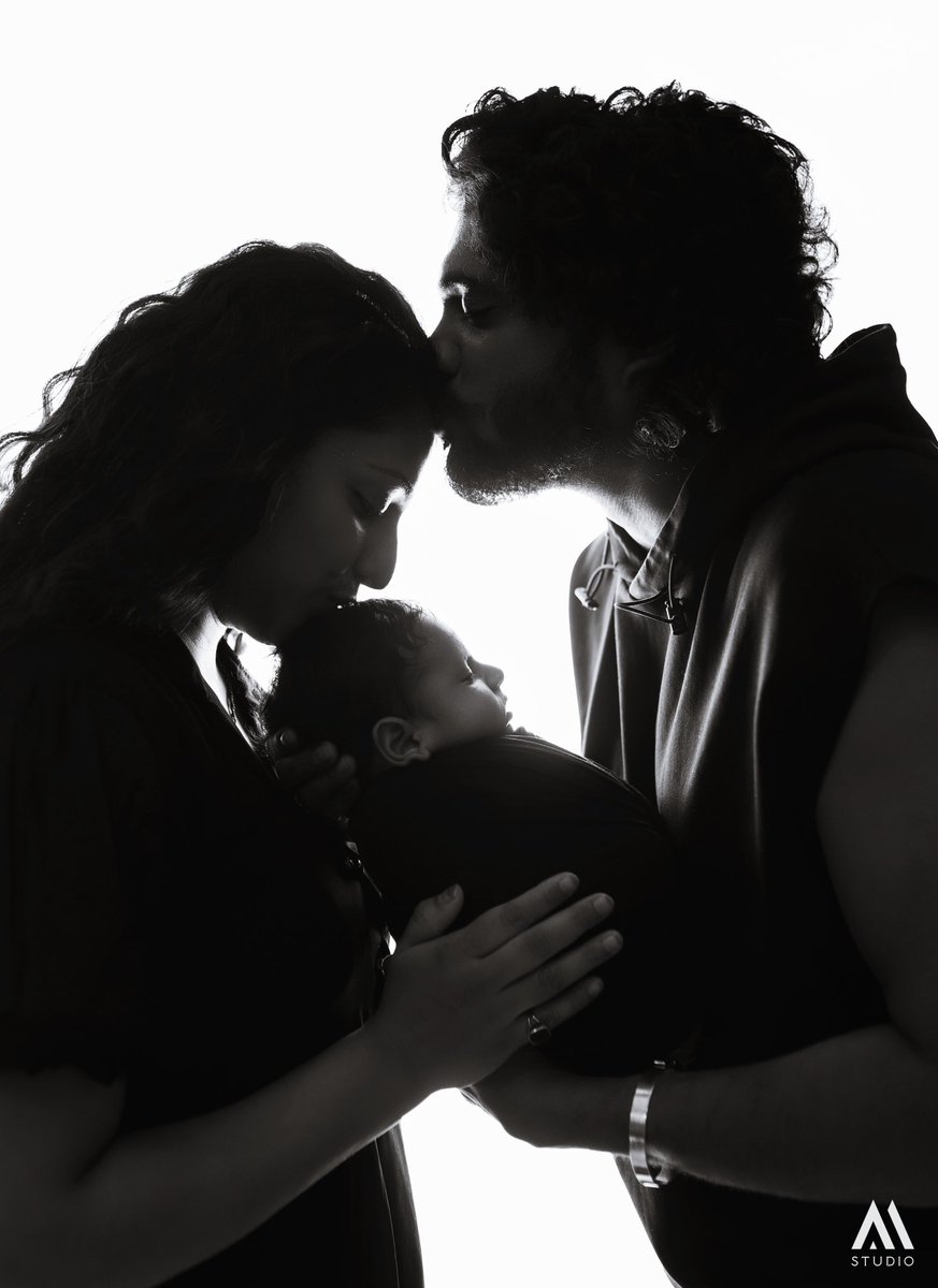 HariPrriya6's tweet image. ನಾವಿಬ್ಬರು ಮೂವರಾಗಿ ಇಂದಿಗೆ ಮೂರು ತಿಂಗಳು 🥰
Happy 3 🥰 It’s 3 months since we 2 became 3 ❤️ @ImSimhaa
#Simhapriya #family #parenting #babylove
