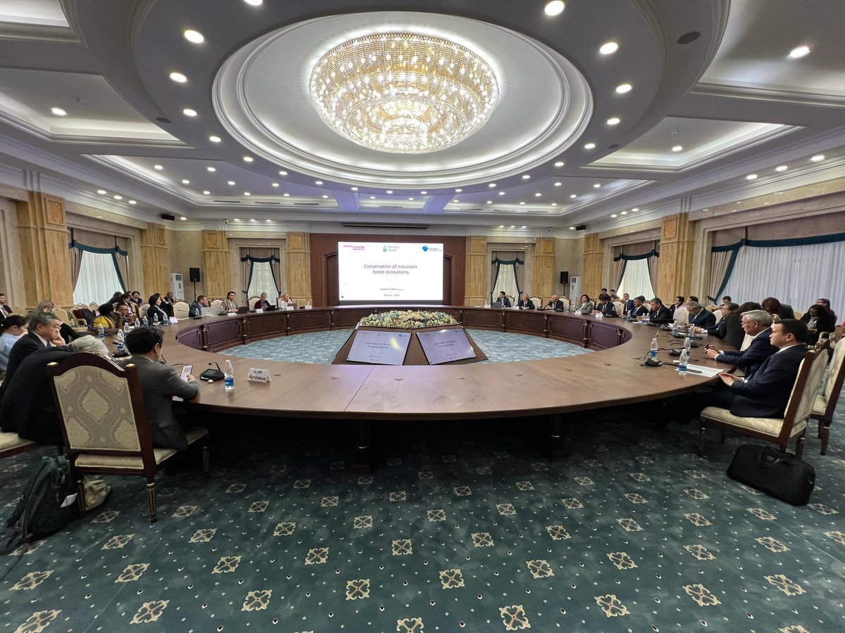 gslep_program's tweet image. Global leaders at Bishkek+25, led by #GSLEP, championed mountain ecosystems &amp;amp; biodiversity! Focused on transboundary conservation &amp;amp; climate resilience. Key takeaways: cooperation, funding, science integration &amp;amp; green infra.  More info:  globalsnowleopard.org/global-leaders…