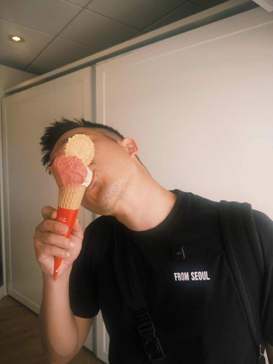 推特還是要放一些正常的照片
但這張怎麼越看越像在舔蛋蛋