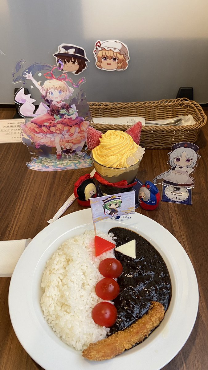 秘封倶楽部に見守られながら花映塚まんぷくセット(前に小町のスイーツの旗貰ってきたから今度四季様のカレー食べに来た)
あとSDキャラ描かれているイラストレーターさんの色紙が増えてた……!!!!!!! 