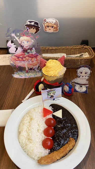 秘封倶楽部に見守られながら花映塚まんぷくセット(前に小町のスイーツの旗貰ってきたから今度四季様のカレー食べに来た)
あとSDキャラ描かれているイラストレーターさんの色紙が増えてた……!!!!!!! 