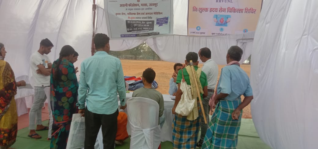 AdaniParsa's tweet photo. #RRVUNL के #CSR गतिविधि अंतर्गत अदाणी फाउंडेशन  द्वारा ग्राम #Salhi  में निःशुल्क मेगा स्वास्थ्य जाँच शिविर का आयोजन I लाभार्थियों को रामकृष्ण केयर अस्पताल रायपुर के चिकित्सकों द्वारा मुफ्त जांच और उपचार सेवाएं प्रदान की गईं।  #AdaniFoundation #Surguja #pcb https://t.co/Yd9DP6pGQ1