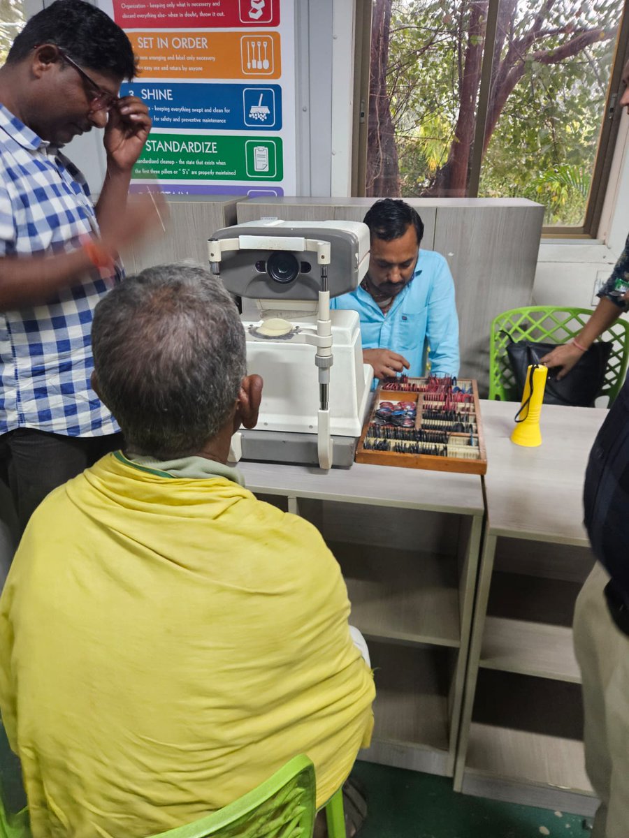 AdaniParsa's tweet photo. #RRVUNL के #CSR गतिविधि अंतर्गत अदाणी फाउंडेशन  द्वारा ग्राम #Salhi  में निःशुल्क मेगा स्वास्थ्य जाँच शिविर का आयोजन I लाभार्थियों को रामकृष्ण केयर अस्पताल रायपुर के चिकित्सकों द्वारा मुफ्त जांच और उपचार सेवाएं प्रदान की गईं।  #AdaniFoundation #Surguja #pcb https://t.co/Yd9DP6pGQ1