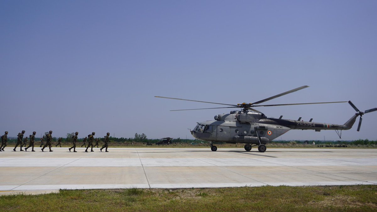 yadav_sunil01's tweet photo. @epanchjanya Steeled in resolve. Sharpened for battle
Soldiers of #PantherDivision and the #IAF honedrills and procedures forSpecial HeliborneOperations
#JointOps #StrongAndCapable #OnPathToTransformatiom #Jointmanship #SHBO #MissionReady #AirLandOps #SynergyandJointness #OneForceOneMission https://t.co/MTuoFsCWF3