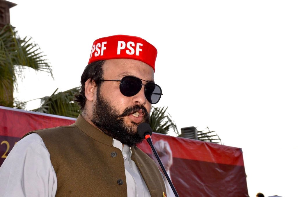 KhwajaK52844862's tweet photo. اٹھارہویں آئینی ترمیم کو چھیڑو گے تو ہم پاکستان کو چھیڑیں گے۔ اٹھارہویں ترمیم اور پاکستان کا رشتہ جسم و روح جیسا ہے۔ چاہے ادارے میں کوئی حافظ ہو یا بغیر داڑھی والا، ہمارے لیے سب کی پالیسی ایک جیسی رہی ہے۔ اب فیصلے وہی ہوں گے جو قوم چاہے گی۔
#حقوق_یا_آزادی
#PSFICUP https://t.co/DwEAoQ04D2