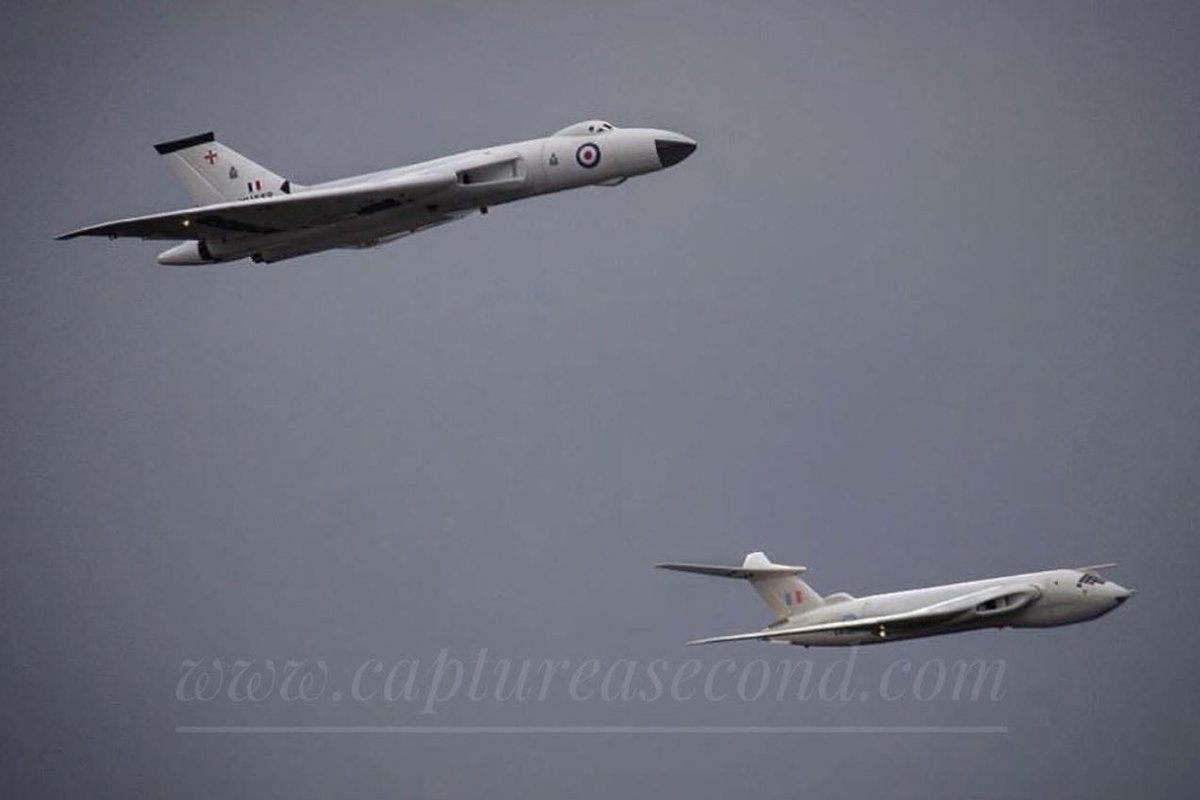 captureasecond's tweet photo. Vulcan and Victor - large-scale remote-controlled models in the air together. #victor #rc #remotecontrolled #tintriangle #avro #vulcan #xh558 #raf #vintage #noordinaryjob #avgeek #captureasecond https://t.co/QPMJmJL0qc