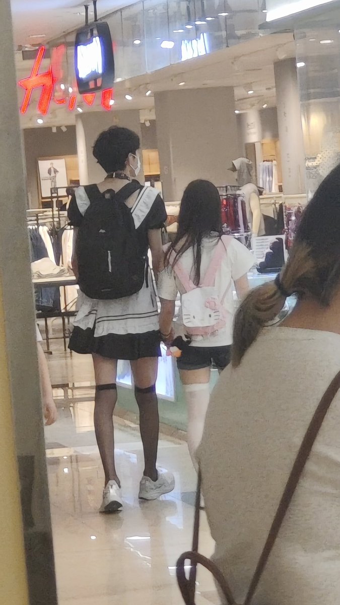 不是。男的脖子上面还有项圈的，那个女主人给男m拉出来溜了，我还带着我12岁的妹妹，我俩大眼瞪小眼，真吓人