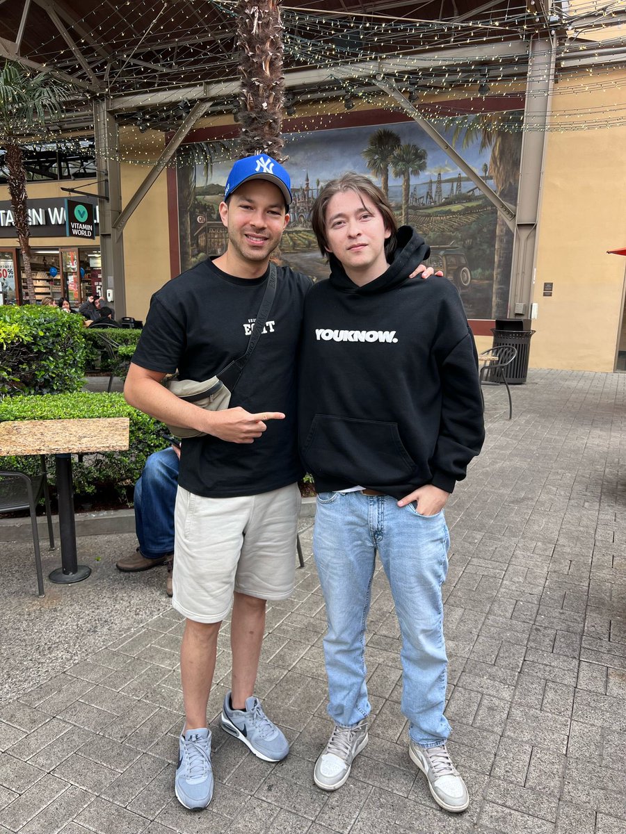 Con la leyenda colombiana <a href="/cR_AL3JO/">cR AL3JO</a>