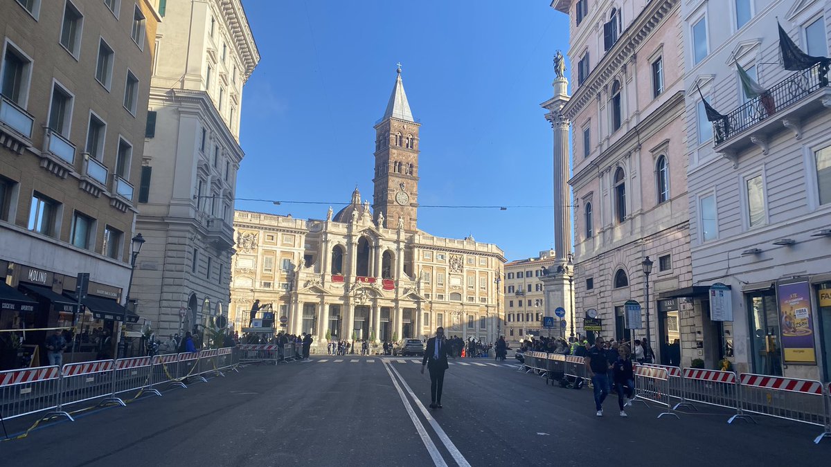 rqpauline's tweet photo. À moins de 2h du début des funérailles du #PapeFrançois, la foule commence tranquillement à s’amasser derrière les barrières qui entourent la Piazza di Santa Maria Maggiore https://t.co/2XPomRkcDT