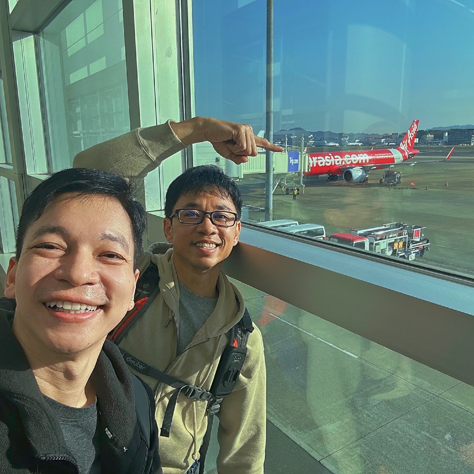 Ball_Yod's tweet photo. กลับมาถึงเมืองไทยโดยปลอดภัยแน้ววว... 😄
.
ขอบคุณ #AirAsia
ที่ไปรับกลับบ้านนะคร้าบบ..
.
เตรียมเจอกันในไลฟ์ VIPA V ROOM คืนนี้ 19.00 น. 
เน้อ
.
.
.
#ThaiAirAsia 
#หนังพาไป #ไหนพาปัง #ballyod https://t.co/pGPMZ2yPx3